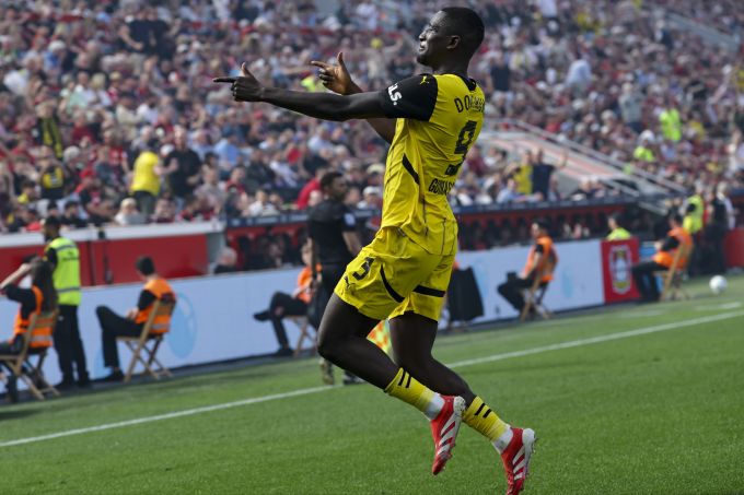 Serhou Guirassy feiert das 4:1 für den BVB gegen Bayer Leverkusen in der Bundesliga. Bundesliga BVB Bayer Leverkusen