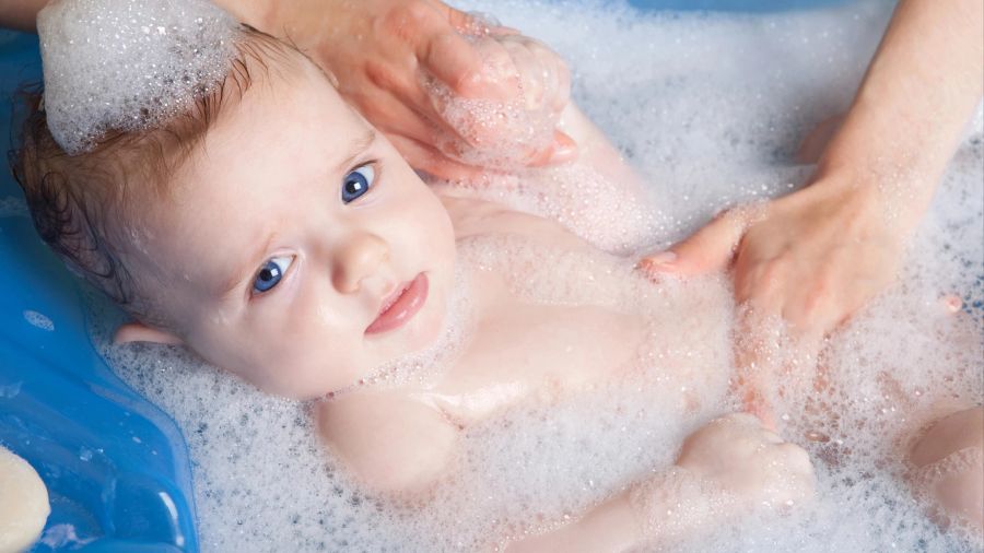 Baby in der Wanne