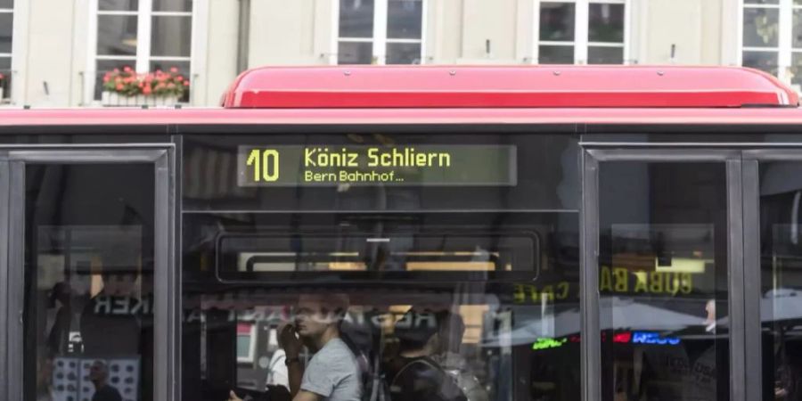 Zur Mittagszeit ist er rappelvoll. Die Eltern des Kleinkindes hatten ihn von ihrem Sitzplatz ganz hinten sicher nicht im Sichtfeld. (Symbolbild)