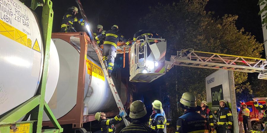 Erst nachdem der Strom abgestellt war, konnte die Feuerwehr mit der Rettung beginnen.