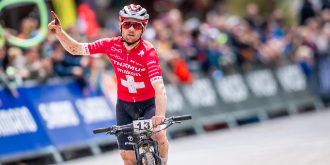 Auch Keller gewinnt - Mathias Flückiger siegt in Davos trotz Sturz