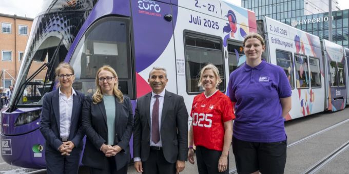 Sabine Horvath, Gesamtprojektleiterin UEFA Women's Euro 2025 Basel, Doris Keller, Mustafa Atici, Florence Benzikofer, und Jasmin Hirschi posieren vor dem Women's Euro-Tram. Women's Euro-Tram