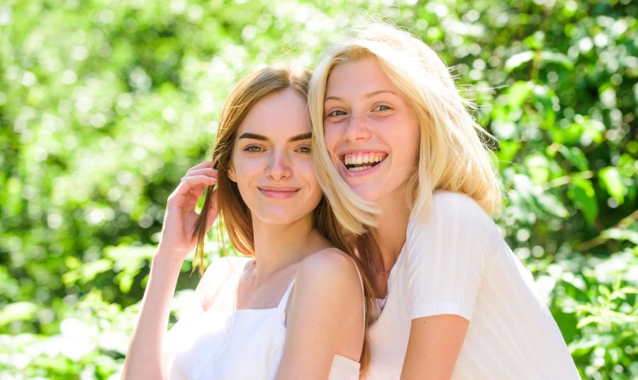 zwei frauen lachen, natur als hintergrund