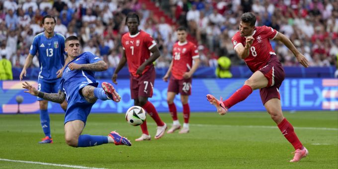 Remo Freuler trifft zum 1:0 für die Schweiz gegen Italien an der EM 2024. Schweiz Italien EM 2024