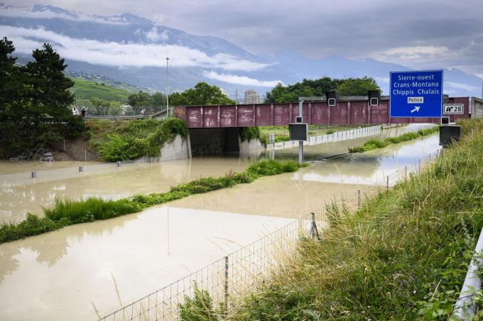 Die Rhone hat nach einem Unwetter die Autobahn A9 unter Wasser gesetzt. Unter Wasser