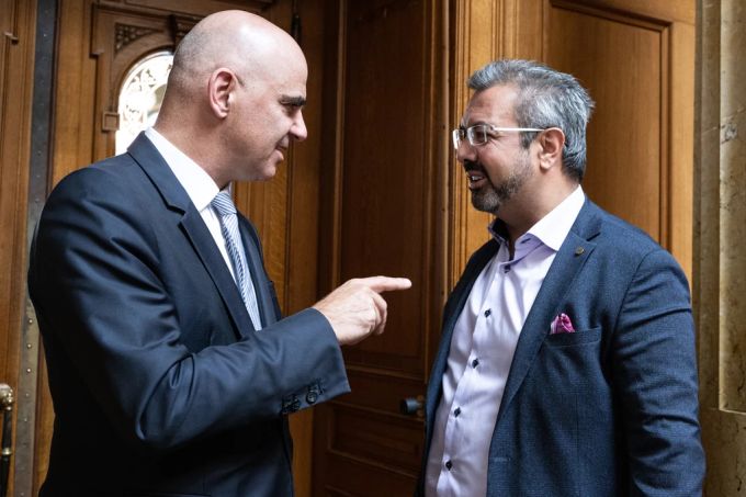 Kennen sich von früher: Der damalige Bundesrat Alain Berset und EVP-Nationalrat Nik Gugger sprechen während der Herbstsession 2022 miteinander. Alain Berset Nik Gugger