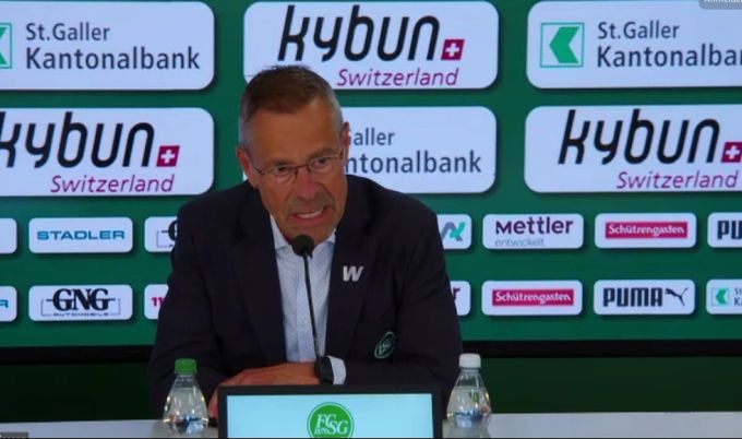 Matthias Hüppi bei der Vorstellung des neuen Trainers. FC St.Gallen