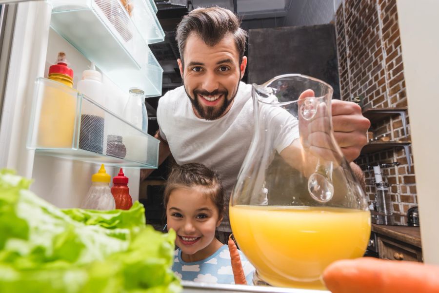 Vater und Tochter Kühlschrank