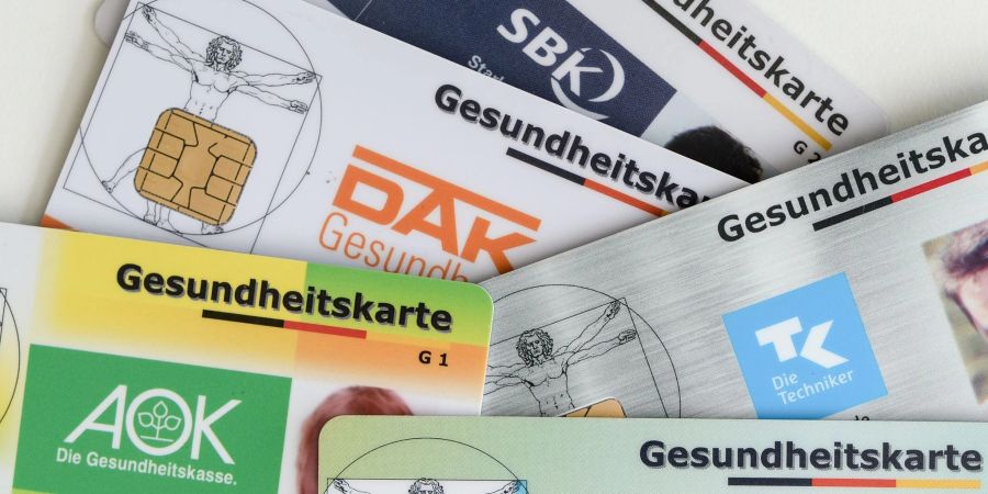 Steigen im kommenden Jahr die Beiträge für Krankenkassen? Die gesetzlichen Krankenversicherungen warnen angesichts steigender Milliardenausgaben (Symbolbild).