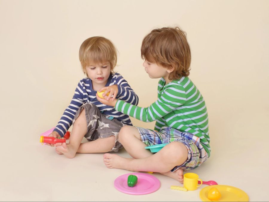 Sitzende Kinder beim Spielen.