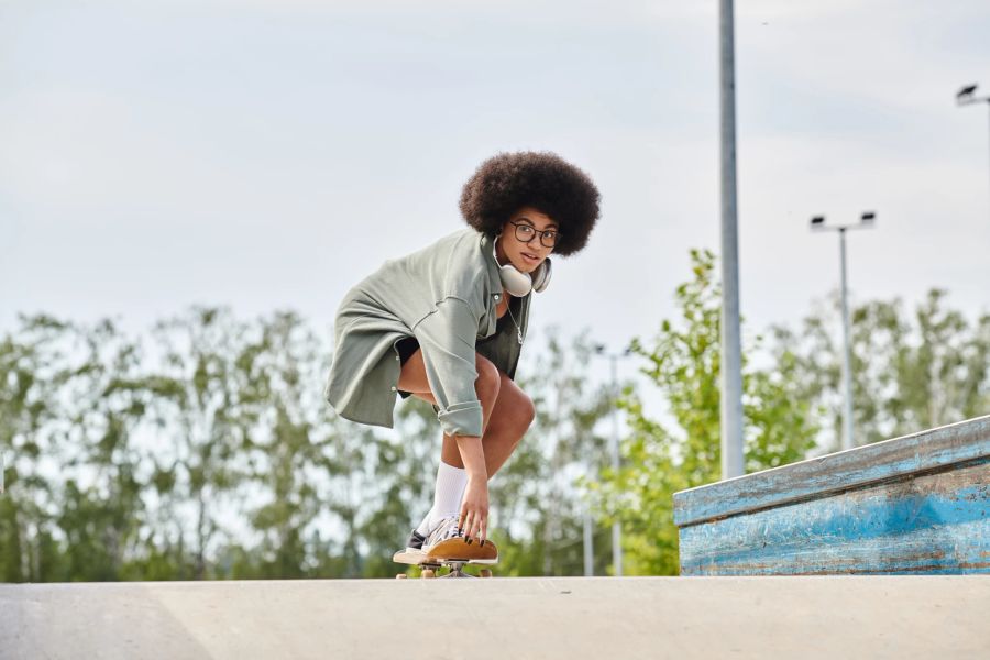 Frau auf Skateboard.