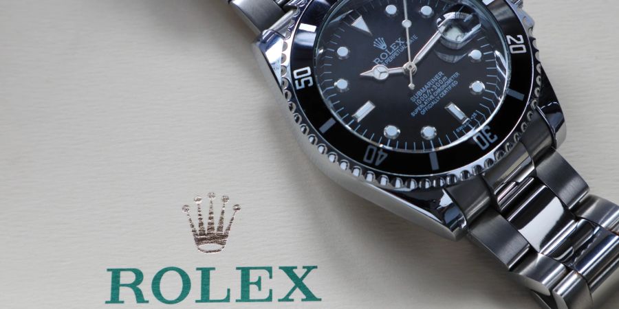 Rolex-Uhr neben Rolex-Schriftzug