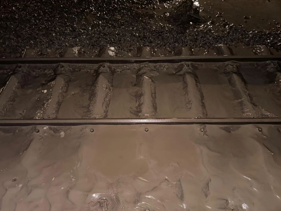 Das Wasser beim Bahnhof in Brienz hatte sich in der Nacht auf Dienstag zurückgezogen - was zurückbleibt sind grosse Mengen Schlamm.