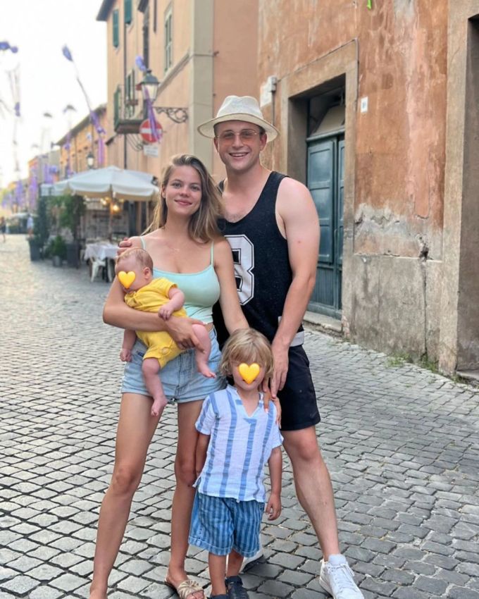Yaël Meier und ihr Partner Jo mit den gemeinsamen Kindern. Yaël Meier