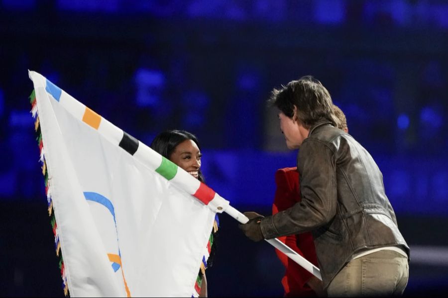 Er entnahm die Flagge von US-Turnstar Simone Biles und stieg auf seinen Töff.