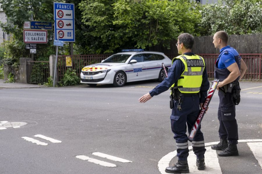 Im Gegenzug soll man auch nicht Gepäck von Unbekannten über Landesgrenzen transportieren. Vor allem, wenn man sich des Inhalts nicht bewusst ist.