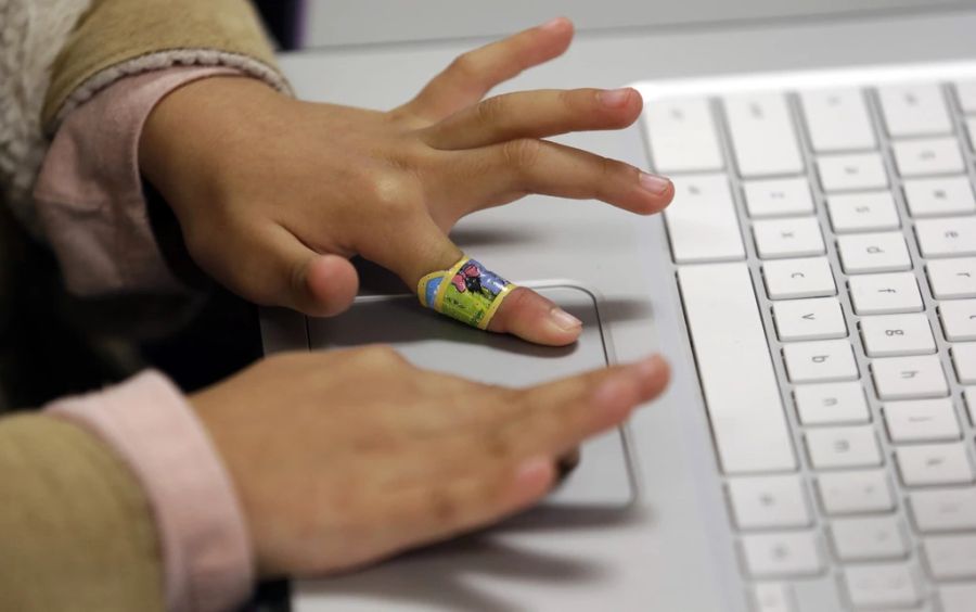 Lehrpersonen lassen die Kinder auch Aufsätze lieber direkt am Laptop und mit Korrekturprogramm schreiben. Die Texte hätten ansonsten schlichtweg zu viele Rechtschreibfehler.