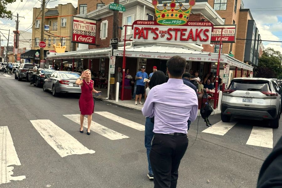 Vizepräsidentschaftskandidat JD Vance im Anmarsch auf "Pat's King of Steaks", um dort ganz wie Otto Normalbürger ein Philadelphia Cheesesteak zu bestellen, am 19. August 2024 in Philadelphia.