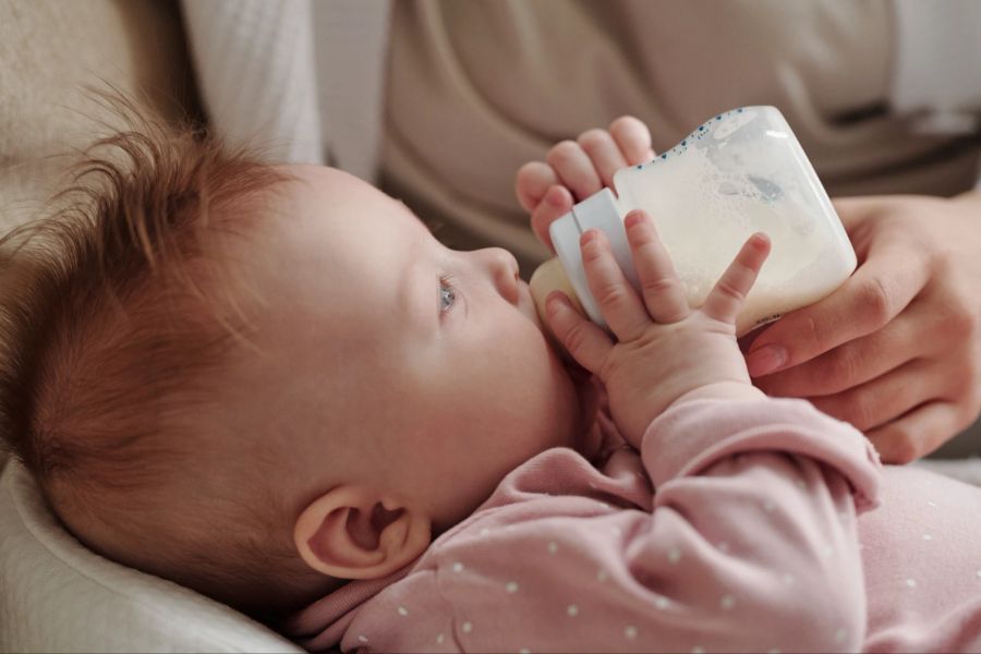 Baby mit Milchflasche