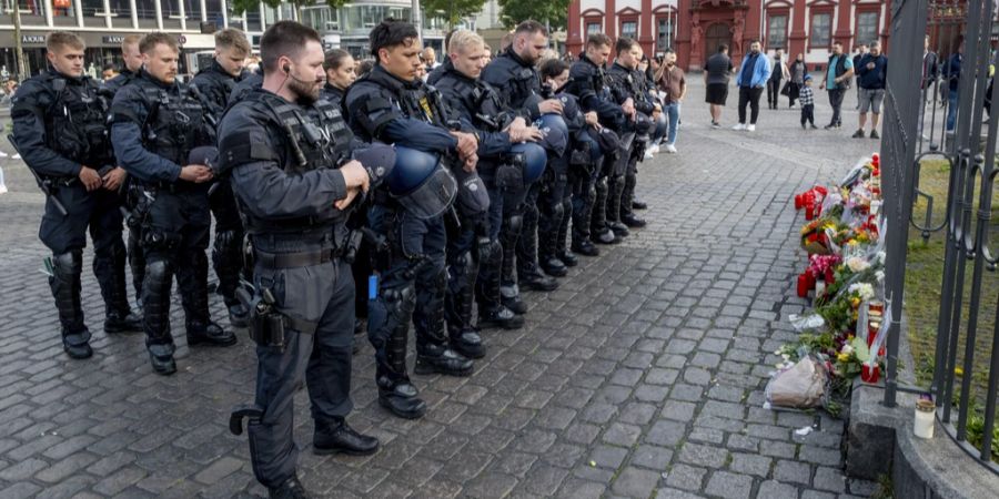 Grosse Trauer in Mannheim: Der Polizist Rouven L. ist nach der Messerattacke verstorben. Seine Kollegen trauern.