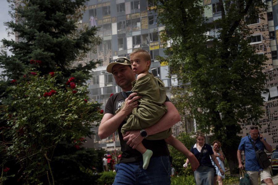 Ein Kind wird während des russischen Luftangriffs in Sicherheit gebracht.