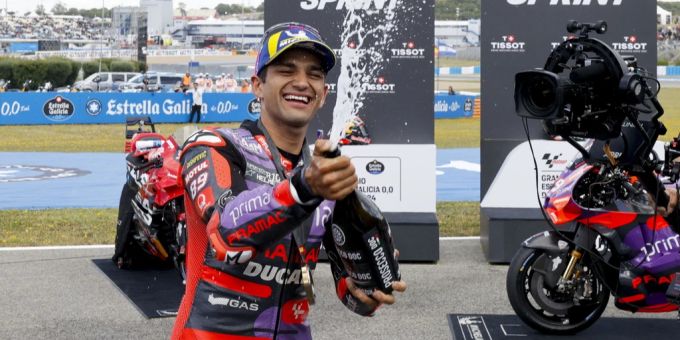 Jorge Martin jubelt über den Sieg im MotoGP-Sprint von Jerez. Jorge Martin MotoGP