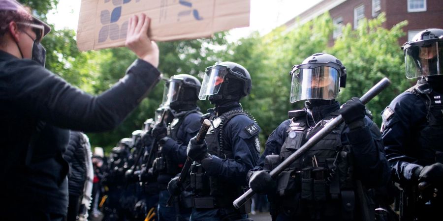 Die Polizei des Bundesstaates Oregon bildet eine Linie hinter der Millar Library der Portland State University, wo mehrere propalästinensische Demonstranten, die das Gebäude besetzt hatten, verhaftet wurden.