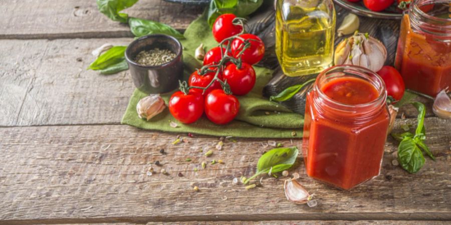 Tomatensauce Glas frische Tomaten Holztisch