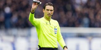 Einer von 18 Schiris - Schweizer Sandro Schärer pfeift an der EM 2024