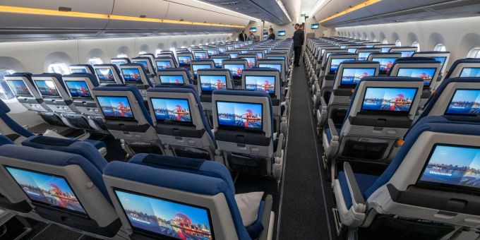 Sitze der Economy Class mit Bildschirmen während der Vorstellung von Lufthansa «Allegris» in einem Airbus A350-900. Mit dem Kunstbegriff «Allegris» ist ein neues Kabinenkonzept gemeint, das eine neue Bestuhlung für alle vier Reiseklassen der Langstreckenflugzeuge bedeutet soll. Lufthansa