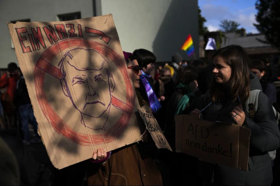 Bereits vor Prozessbeginn versammelten sich Hunderte Gegner des Rechtsaussenpolitikers vor dem Gerichtsgebäude. Gemäss Polizeiangaben waren rund 570 Personen vor Ort. (Symbolbild)