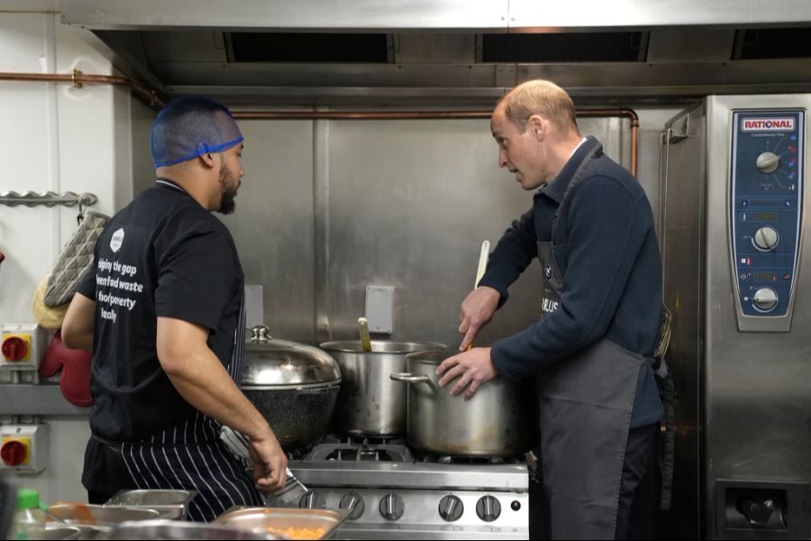 Prinz William hat bei seiner ersten royalen Verpflichtung seit Kates Diagnose Pasta Bolognese gekocht.