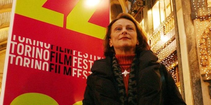 Die Schweizer Regisseurin Ulrike Koch vor einem Werbeplakat des 22. Turiner Filmfestivals im Jahr 2004 in Turin. EPA/- Ulrike Koch