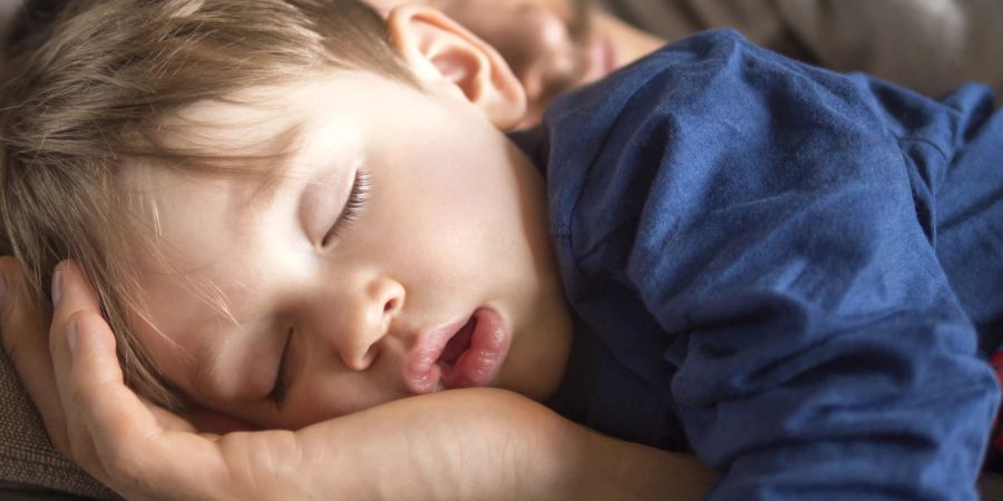 Viele Kinder benötigen die elterliche Hilfe beim Runterkommen und Einschlafen.