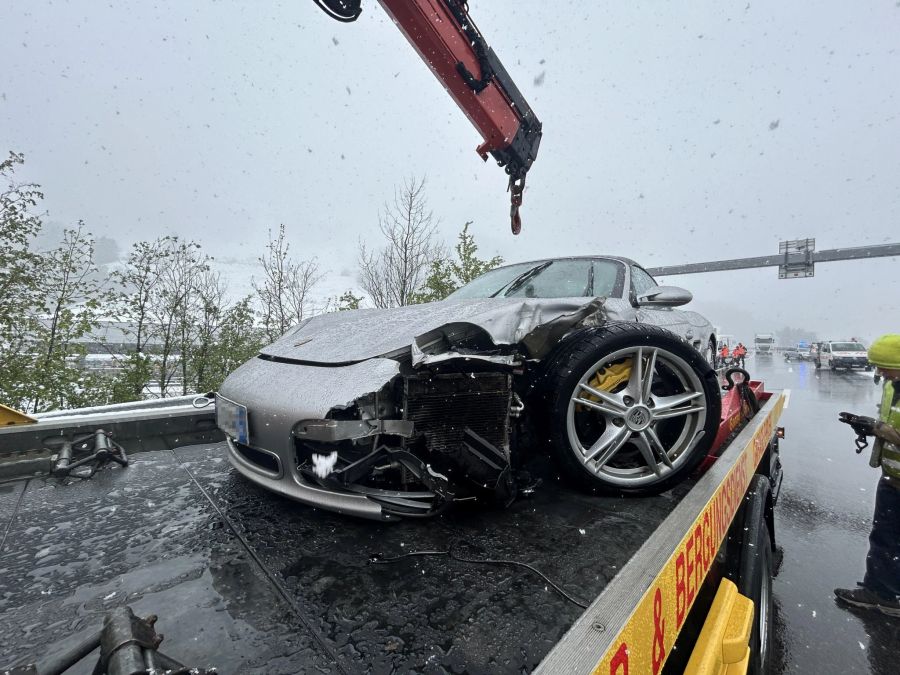 Fünf Fahrzeuge