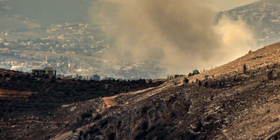 ARCHIV - Nach einem israelischen Luftangriff steigt Rauch aus dem Dorf Zawtar al-Sharqieh im Südlibanon auf. Foto: Stringer/dpa