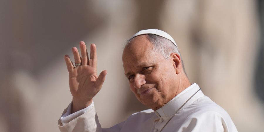 Papst Leo XIV. trifft auf dem Petersplatz im Vatikan zu seiner wöchentlichen Generalaudienz ein. Foto: Alessandra Tarantino/AP/dpa