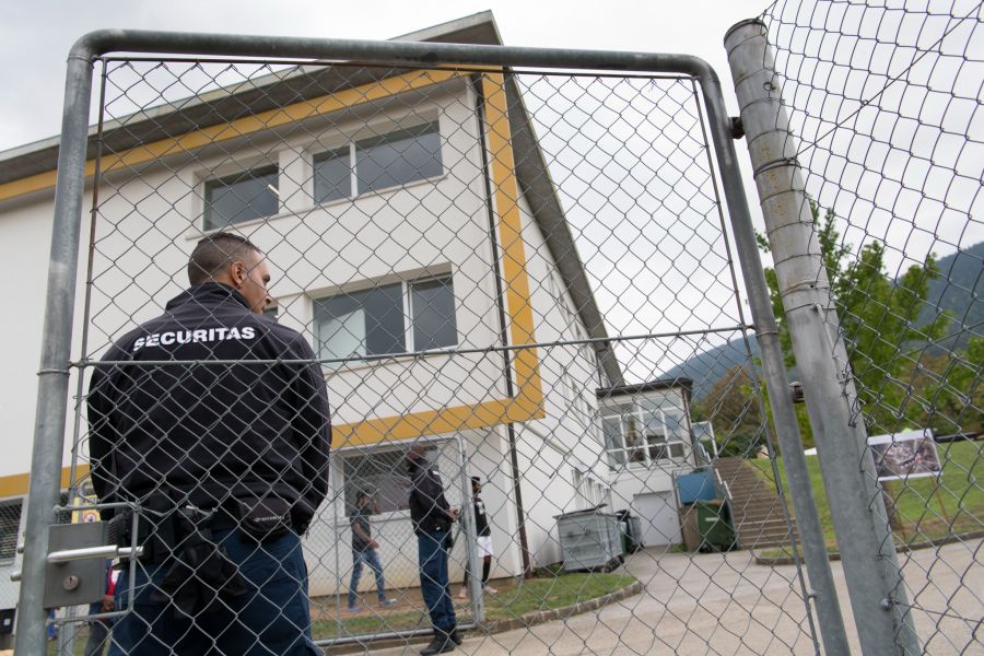 Die Betroffenen hätten vor allen in Gefängnissen oder Asylzentren gearbeitet.