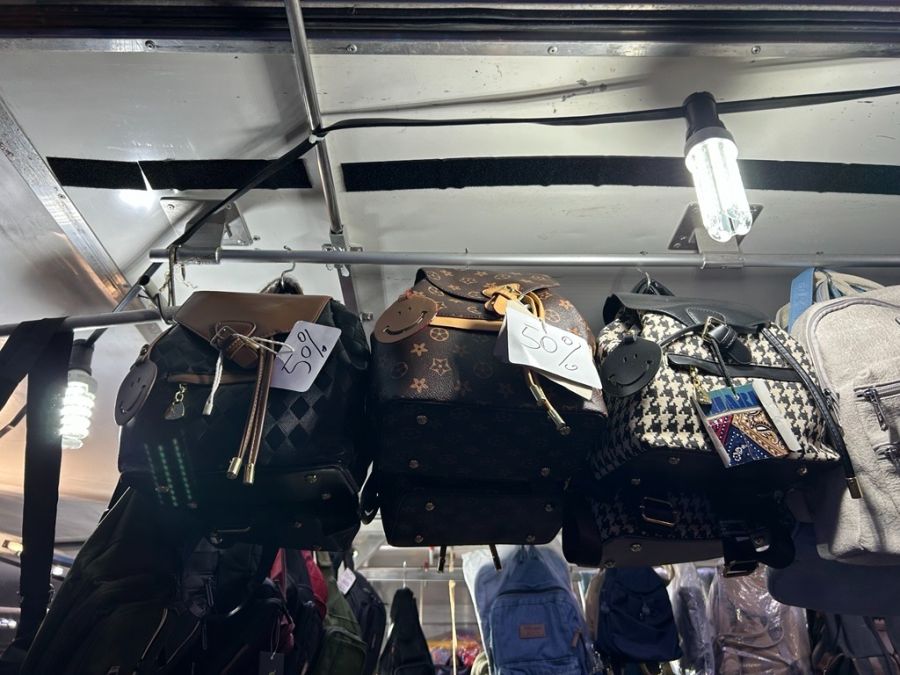 Kundinnen und Kunden könnten am Zoll Probleme bekommen, kaufen sie an der Chilbi gefälschte Ware.