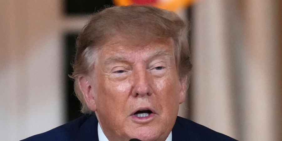 US-Präsident Donald Trump spricht bei einem Abendessen in seinem Mar-a-Lago-Club. Foto: Mark Schiefelbein/AP/dpa