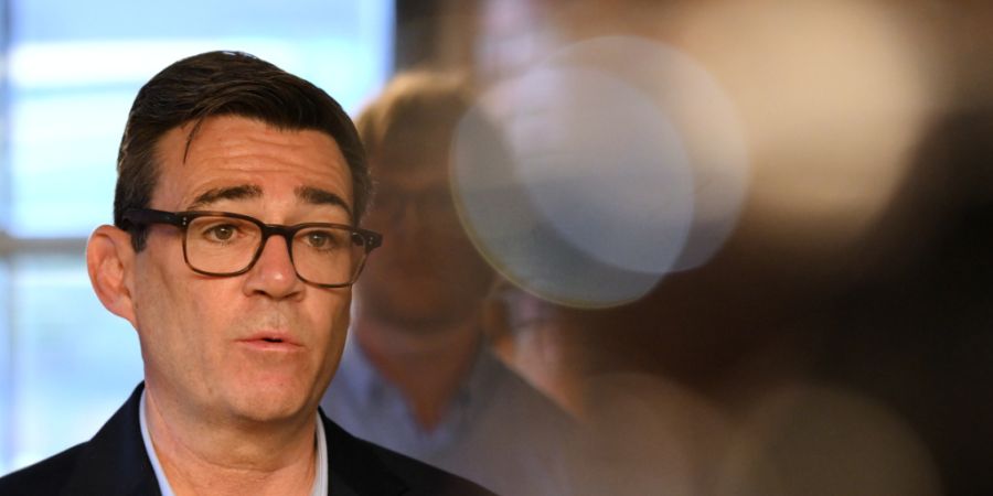 Der britische Premierminister Andy Burnham spricht während seines Besuchs bei der Wohltätigkeitsorganisation «King's Trust» mit Mitarbeitern. Foto: Gary Oakley/Pool AP/AP/dpa