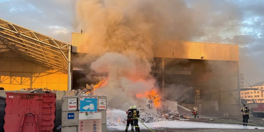 Wegen des vielen - teils übelriechenden - Rauchs vom Feuer in der Entsorgungsfirma in Allschwil im Baselbiet hatte die App Alertswiss eine Warnung gesendet.