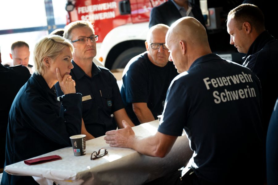 In Deutschland setzen Rettungsleitstellen, wie die Leitstelle Schwerin, auf KI für die Übersetzung von Notrufen. So können Einsatzkräfte in Echtzeit mit Anrufern sprechen.