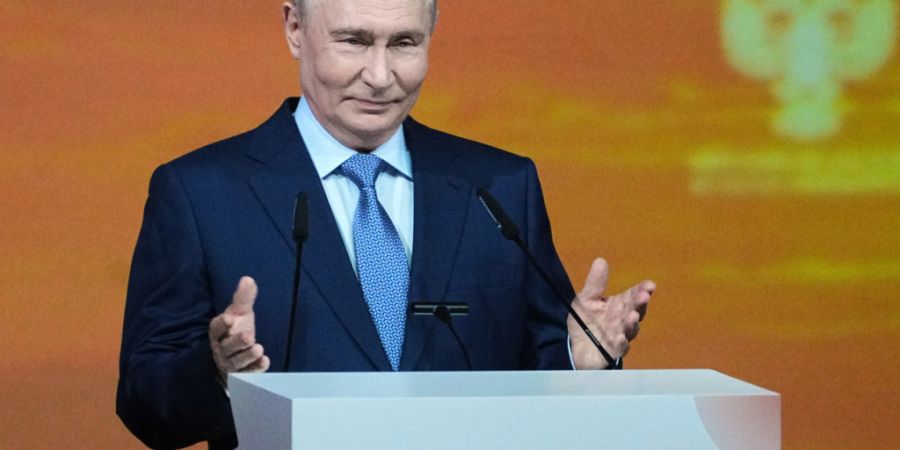 ARCHIV - Der russische Präsident Wladimir Putin spricht auf einem internationalen Kulturforum. Putin hat beim Waldai-Forum eine Frist für die Eroberung des ukrainischen Donbass-Gebiet...