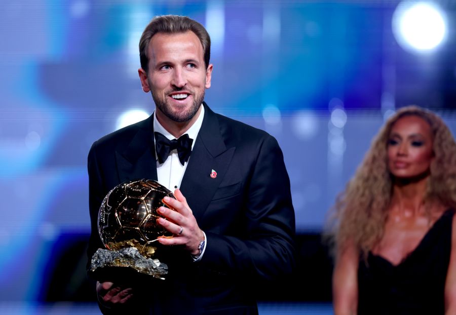 Harry Kane mit der Trophäe: Er ist der erste Engländer seit 2001, der den Ballon d’Or holt.