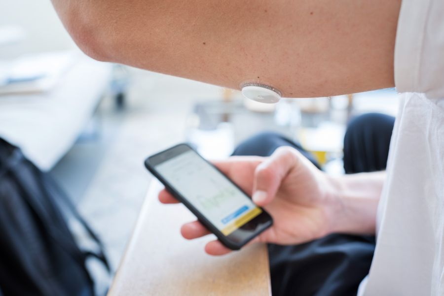 Moderne Technik wird im Gesundheitswesen schon jetzt eingesetzt, um den Alltag zu entlasten. Doch bei Apps mit KI ist die Frage der Verantwortlichkeit schwierig.