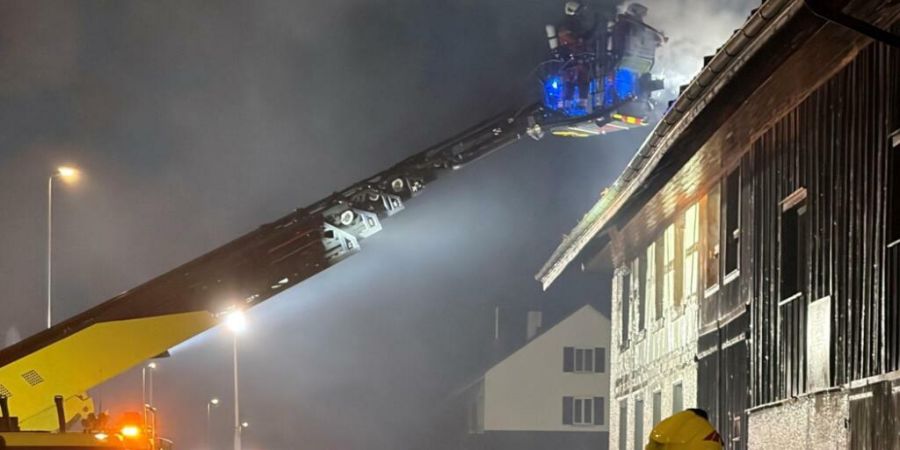 Die Feuerwehr konnte ein Übergreifen der Flammen auf angrenzende Gebäude verhindern, ein angebauter Wohnteil ist jedoch unbewohnbar.