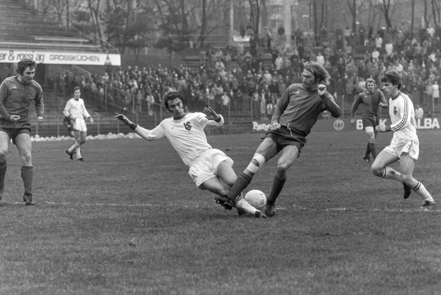 Karli Odermatt (m.) im Einsatz für den FC Basel. Ein Bild aus dem März 1975.