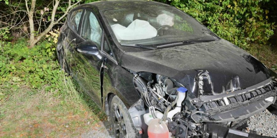 Beim Selbstunfall blieb der 20-jährige Autofahrer unverletzt.