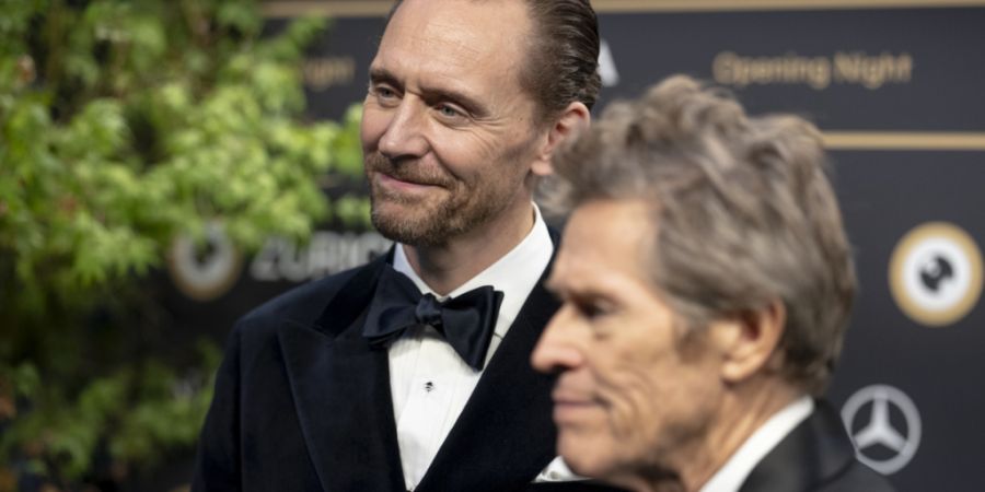 Der britische Schauspieler Tom Hiddleston (links) und der US-amerikanische Schauspieler Willem Dafoe haben das 22. Zurich Film Festival mit dem Himalaya-Drama «Tenzing» eröffnet. Erste...